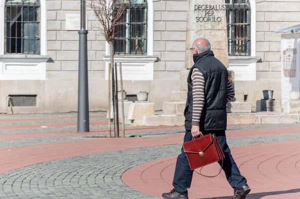 Timisoara Romania Marzo 2018 Anciano Caminando Por Calle Gente Real — Foto de Stock