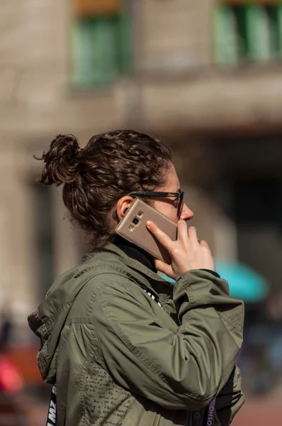 Timisoara Rumunia Marca 2018 Kobieta Mówi Jej Telefon Prawdziwi Ludzie — Zdjęcie stockowe