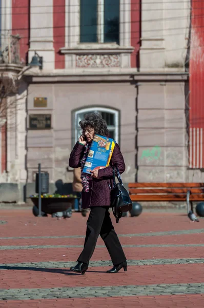 Timisoara Romania Marzo 2018 Mujer Caminando Por Calle Ciudad Hablando — Foto de Stock