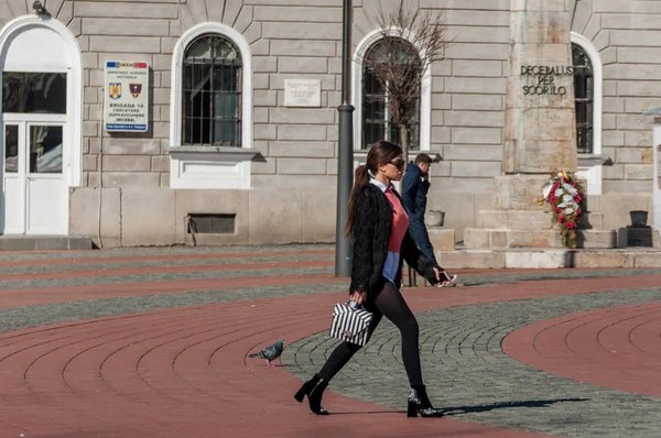 Timisoara Romania Marzo 2018 Mujer Caminando Por Calle Ciudad Gente — Foto de Stock