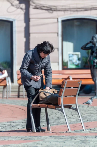 Timisoara Romania Marzo 2018 Mujer Mirando Bolso Gente Real — Foto de Stock