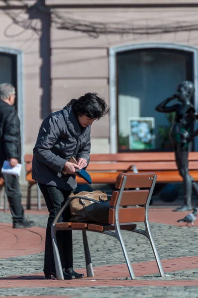 Timisoara Romania Marzo 2018 Mujer Mirando Bolso Gente Real — Foto de Stock