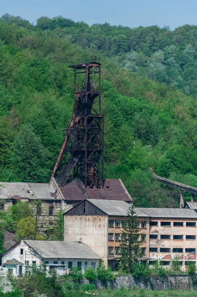Saklamakta demir çalışır. Terk edilmiş maden tesis