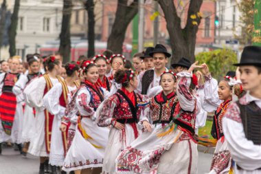 Arad, Romanya - 1 Aralık 2012: insanlar Arad'deki / daki ulusal günü geçit töreninde Ulusal kostüm giyen
