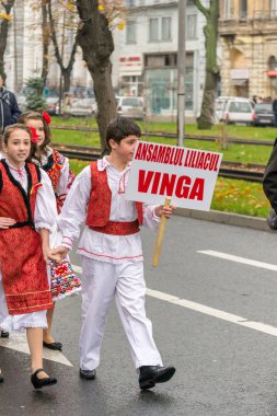 Arad, Romanya - 1 Aralık 2012: insanlar Arad'deki / daki ulusal günü geçit töreninde Ulusal kostüm giyen