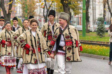 Arad, Romanya - 1 Aralık 2012: insanlar Arad'deki / daki ulusal günü geçit töreninde Ulusal kostüm giyen