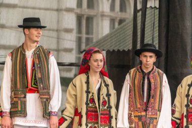 Arad, Romanya - 1 Aralık 2012: insanlar Arad'deki / daki ulusal günü geçit töreninde Ulusal kostüm giyen