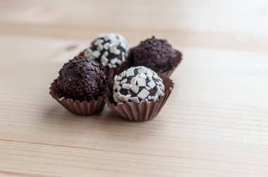 Ahşap bir masa üzerinde Mini kek tatlılar. Beyaz ve koyu çikolata parçaları