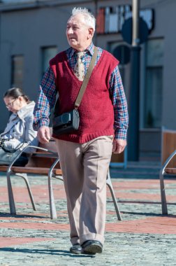 Timisoara, Romanya - 15 Mart 2018: sokakta yürüyen adam. Gerçek insanlar.