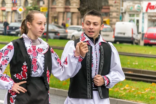 アラド ルーマニア 2012 人のアラドのナショナルデー パレードで民族衣装を着ています — ストック写真