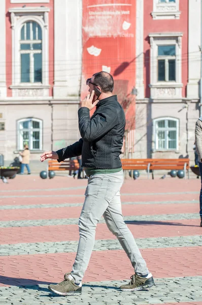 Timisoara Romania Marzo 2018 Hombre Caminando Por Calle Hablando Por — Foto de Stock