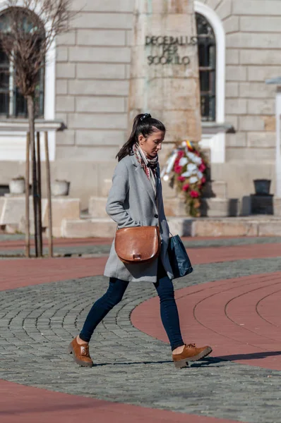 Timisoara Romania Marzo 2018 Mujer Caminando Por Calle Ciudad Gente — Foto de Stock