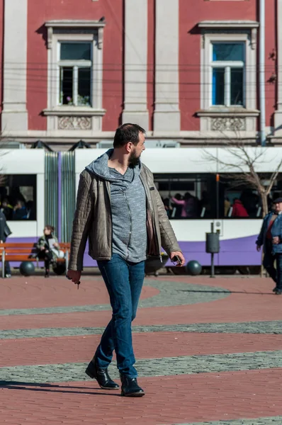 Timisoara Romania Marzo 2018 Hombre Caminando Por Calle Gente Real — Foto de Stock