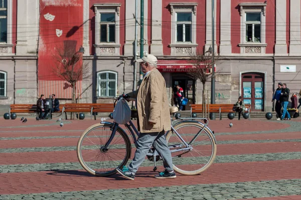 Timisoara Romania Marzo 2018 Hombre Caminando Con Bicicleta Calle Ciudad — Foto de Stock