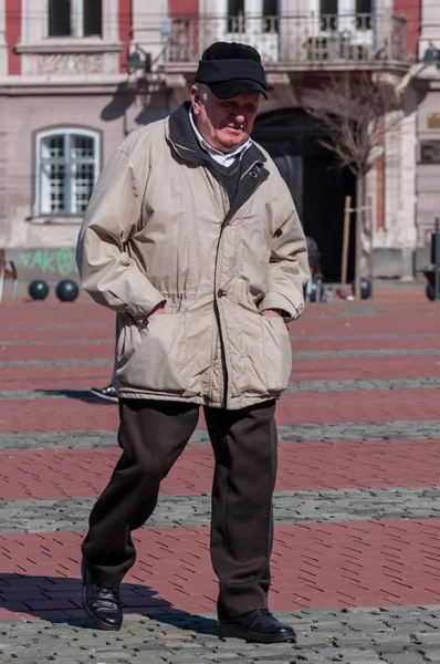 Timisoara Romania Marzo 2018 Hombre Caminando Por Calle Gente Real — Foto de Stock