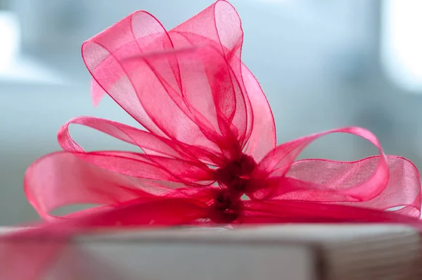 Primer Plano Regalo Lazo Rojo Envolviendo Una Caja Hecha Palos —  Fotos de Stock