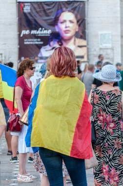 Timisoara, Romanya - 10 Ağustos 2018: Romanya Ulusal bayrak hükümet karşıtı protesto ile kaplı protestocu