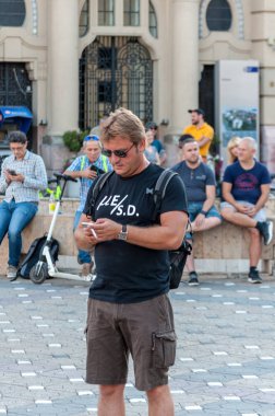 TIMISOARA, ROMANIA - 10 Ağustos 2018: Hükümet karşıtı protestoda tişörtünde özel mesajla protestocu