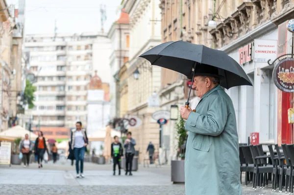 Timisoara Romania May 2016 Anciano Que Tiene Paraguas Caminando Por — Foto de Stock