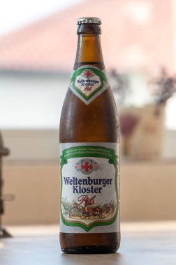 Timisoara, Romanya - 06 Ağustos 2018: Weltenburger Kloster Pils bira şişesi üzerinde ahşap bir masa. Made in Germany