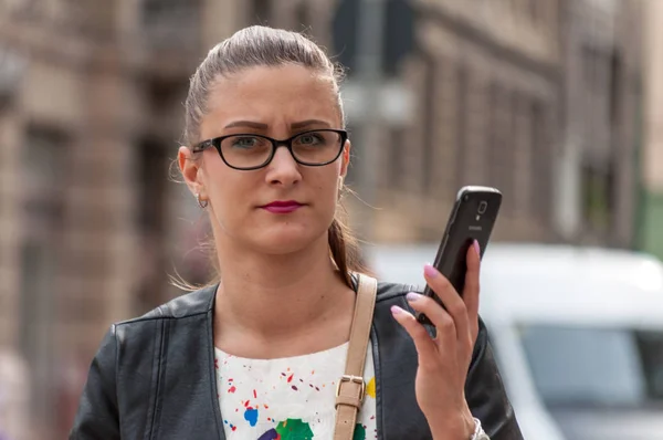 Temešvár Rumunsko Června 2016 Žena Odeslání Textové Zprávy Telefonu Skuteční — Stock fotografie