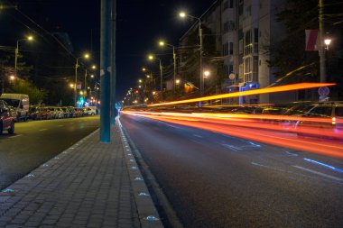 Şehrin gece ışık yollar. Uzun pozlama.