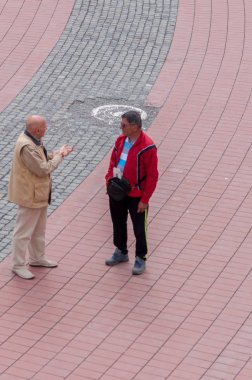 TIMISOARA, ROMANIA - MAYIS 07, 2015: Sokakta konuşan iki kişi. Gerçek insanlar..