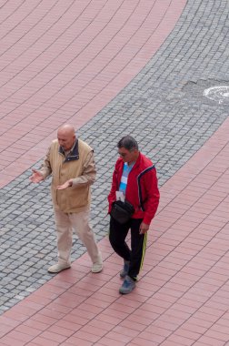 TIMISOARA, ROMANIA - MAYIS 07, 2015: Sokakta konuşan iki kişi. Gerçek insanlar..