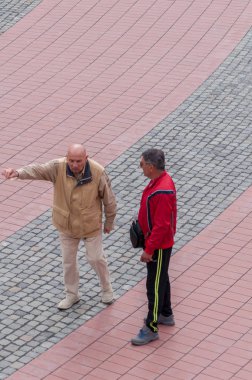 TIMISOARA, ROMANIA - MAYIS 07, 2015: Sokakta konuşan iki kişi. Gerçek insanlar..