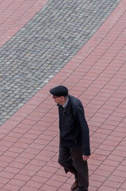 Timisoara, Romanya - 07 Mayıs 2015: Sokaklarda yürüyen adam. Gerçek insanlar..