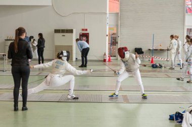 Timisoara, Romanya - 12 Kasım 2016: Bir maçta yarışan iki eskrim sporcusu