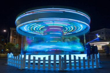 Bir iplik atlıkarınca görünümünü çocuklar için. Gece sahne. Uzun pozlama.