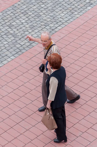 Timisoara Rumania Mayo 2015 Dos Personas Hablando Calle Gente Real — Foto de Stock