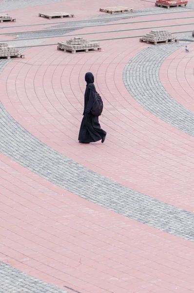 Timisoara, Romanya - 07 Mayıs 2015: Sokakta yürüyen Rahibe. Gerçek insanlar.