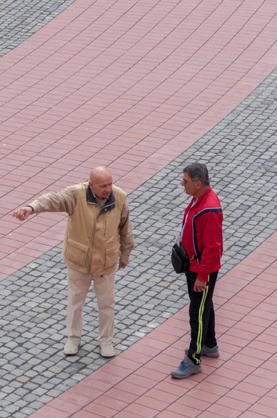 Timisoara Rumania Mayo 2015 Dos Personas Hablando Calle Gente Real — Foto de Stock