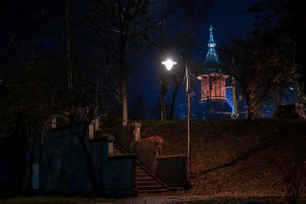 Laternenpfahl Beleuchtet Einige Treppen Und Eine Kirche Hintergrund Nachtszene — Stockfoto