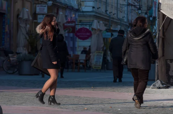 Timisoara Romania Noviembre 2016 Mujer Caminando Por Calle Vista Trasera — Foto de Stock