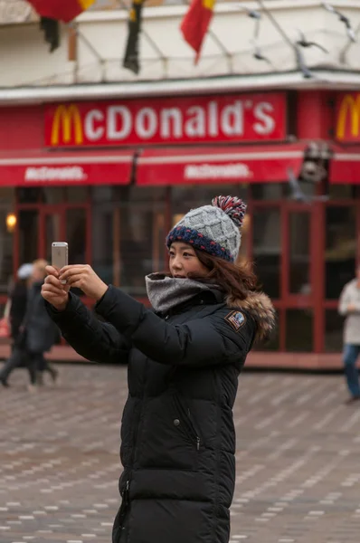 Timisoara Romania January 2014 Perempuan Melakukan Selfie Jalan Manusia Sejati — Stok Foto