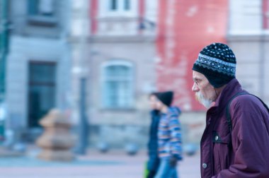 TIMISOARA, ROMANIA - Şubat 05, 2016: Sokaklarda yürüyen adam. Hareket bulanıklığı. Gerçek insanlar..