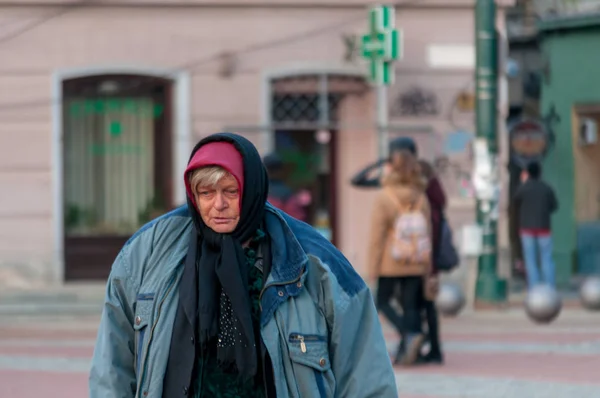Timisoara Romania Febrero 2016 Mujer Caminando Por Calle Gente Real — Foto de Stock