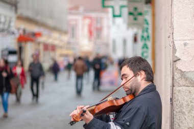 Timisoara, Romanya-15 Şubat 2016: sokakta keman çalan bir adamın portresi. Gerçek insanlar.