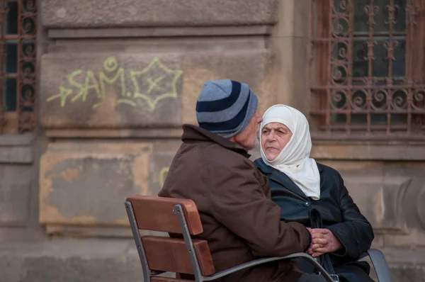 Timisoara Rumania Febrero 2016 Primer Plano Dos Personas Sentadas Banco — Foto de Stock