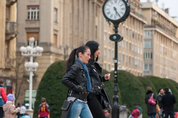 Timisoara Roménia Fevereiro 2016 Close Duas Meninas Andando Rua Pessoas — Fotografia de Stock