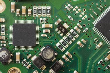 Anakartın yakın çekim. Elektronik bileşenlerle devre