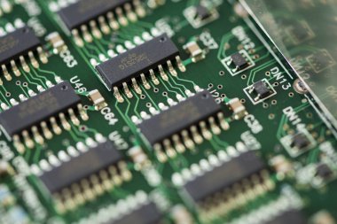 Anakartın yakın çekim. Elektronik bileşenlerle devre