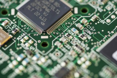 Anakartın yakın çekim. Elektronik bileşenlerle devre