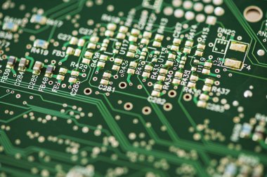 Anakartın yakın çekim. Elektronik bileşenlerle devre