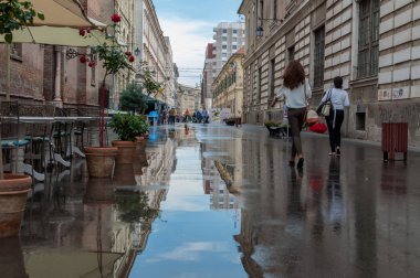 Timisoara, Romanya - 23 Temmuz 2014: Sokakta yürüyen insanlar. Yağmurdan sonra. Gerçek insanlar.