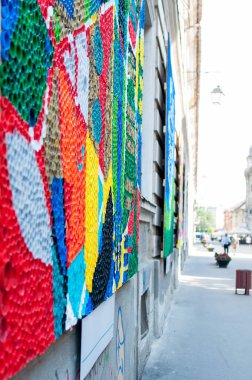 Plastik şişe kapaklarının yakın çekim. Çok renkli şişe kapaklarından yapılmış sanat.