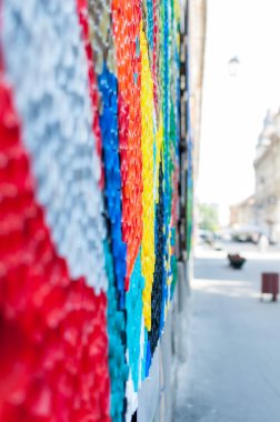 Plastik şişe kapaklarının yakın çekim. Çok renkli şişe kapaklarından yapılmış sanat.